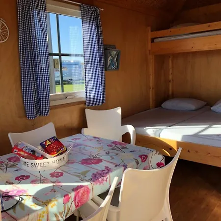 Boerencamping Duinzoomhoeve - Hooiberghut Dina Farm stay *